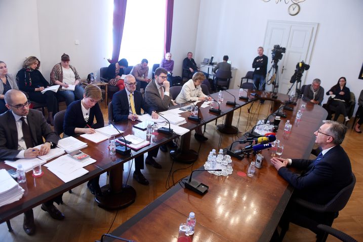 Ako budem izabran, a prema najavama neću to biti, izletjelo je u jednom trenutku Teodoru Antiću, inače glavnom tajniku Ustavnog suda. / Snimio D. Lovrović