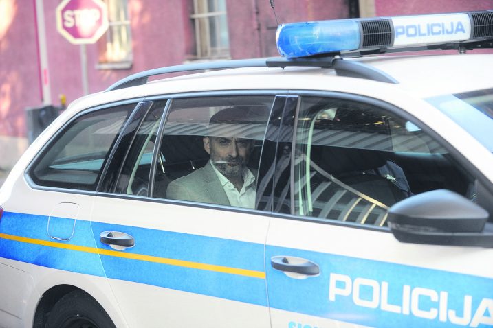 Mislav Galić, jedan od uhićenih u aferi Agrokor, na zadnjem sjedištu policijskog automobila / snimio Davor Kovačević