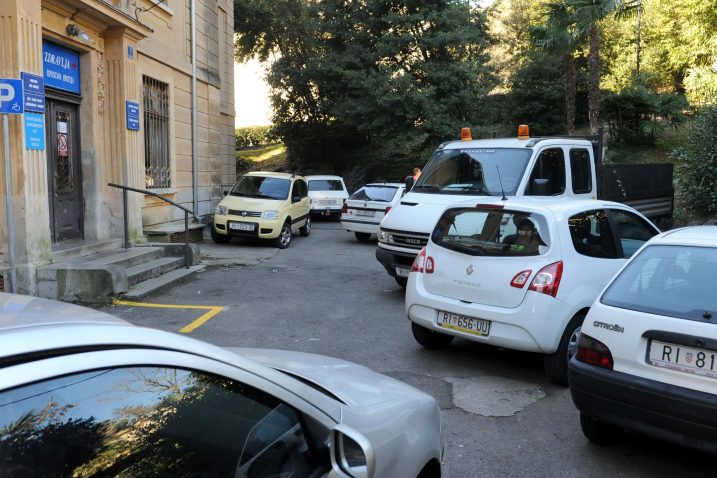 Pacijenti ili njihovi »šoferi« na koncu najčešće zakrče krug Doma zdravlja, stvarajući prometne čepove pred ulazom * Foto: V. KARUZA