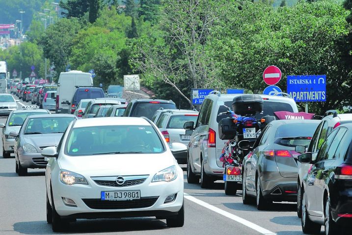 Kolone ljeti gotovo blokiraju Novi Vinodolski, koji je uz Omiš najproblematičnija točka na čitavoj Jadranskoj magistrali  / M. GRACIN