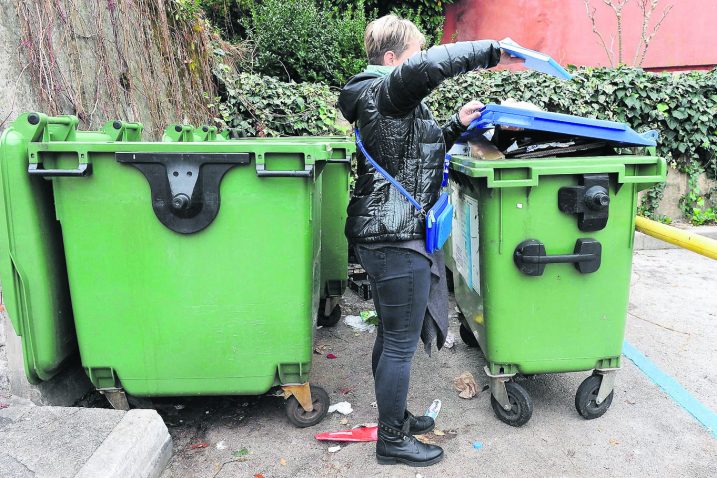 Još malo i ovakvi će prizori »baja« na javnim površinama nestati / foto  S. DRECHSLER