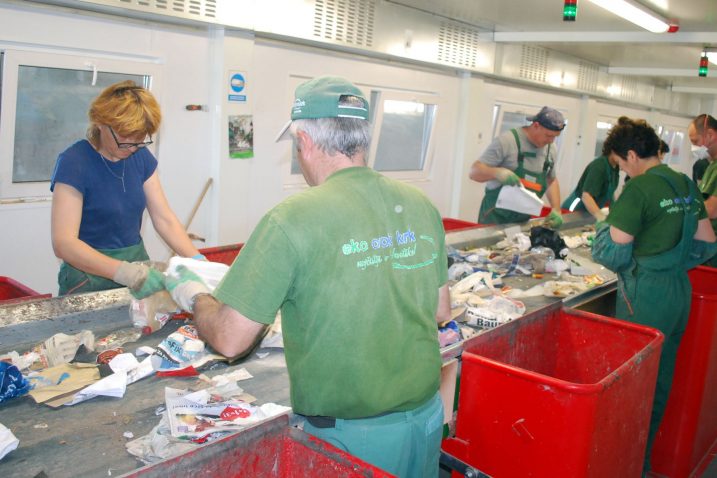 Fiksnim dijelom cijene pokrivaju se fiksni troškovi djelovanja čitavog sustava zbrinjavanja otpada na otoku Krku, pa tako i rada sortirnice na Treskavcu / Foto Mladen TRINAJSTIĆ