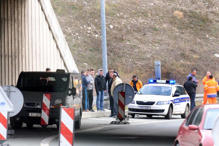 Kombi na koji je bačena baklja / Foto Roni BRMALJ