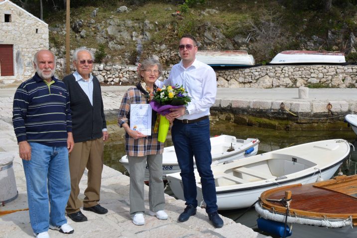 Božica Car prima nagradu u uvali Pazdehova / Snimio Anto Ravlić
