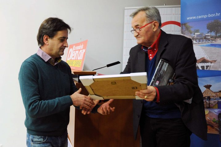 Uručenje nagrade kampu Poljane – Stefan Kedves i Jerko Sladoljev / snimio R. BRMALJ
