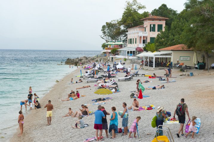 Jučerašnji »predkišni« prizor s plaže Sveti Ivan, definitivno jedne od najljepših na liburnijskoj rivijeri / foto M. ANIČIĆ