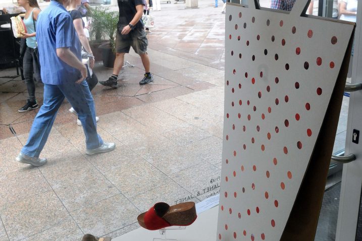 NajljepšI izlog prodavaonice obuće Flair na Korzu 2e uredili su učenici ŠPUR-a / Snimio Roni BRMALJ