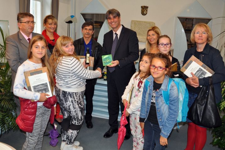 Prva boca »školskog« ulja u rukama gradonačelnika Vasilića / snimio M. TRINAJSTIĆ