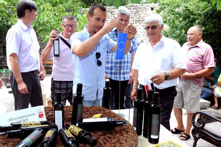 Jedinstvene zlatne kapi na jučerašnjoj svečanosti kušali predstavnici Grada i TZG-a Krka, Županije i maslinara / Foto M. GRACIN