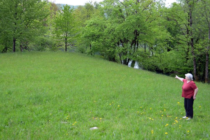 Ako se projekt zove šetnica uz Kupu, zašto šetnica ne prolazi uz Kupu, već našim zemljištem - Antonija Slivac / Snimio Marinko KRMPOTIĆ