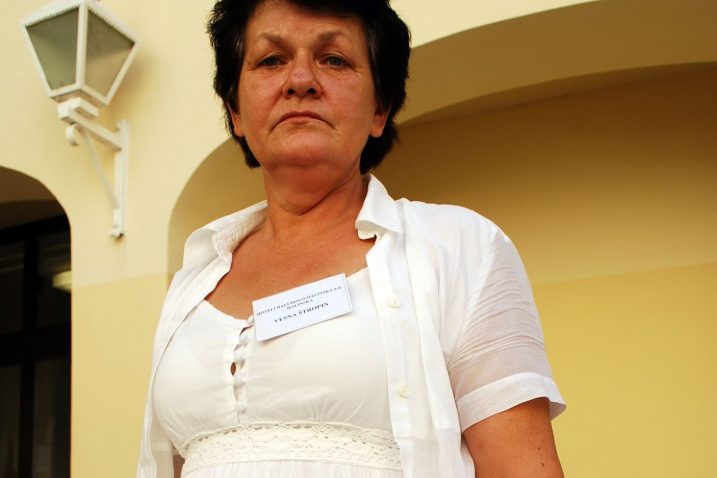 Napadnuta Vesna Štropin, inače poznata sindikalka, u haljini na kojoj su još uvijek vidljivi tragovi krvi nakon nasrtaja nasilnika  / Snimio Mladen TRINAJSTIĆ