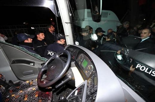 Ranjeni vozač odvezen je u bolnicu, a nije stradao nijedan igrač ekipe koja se vraćala s utakmice s Rizesporom