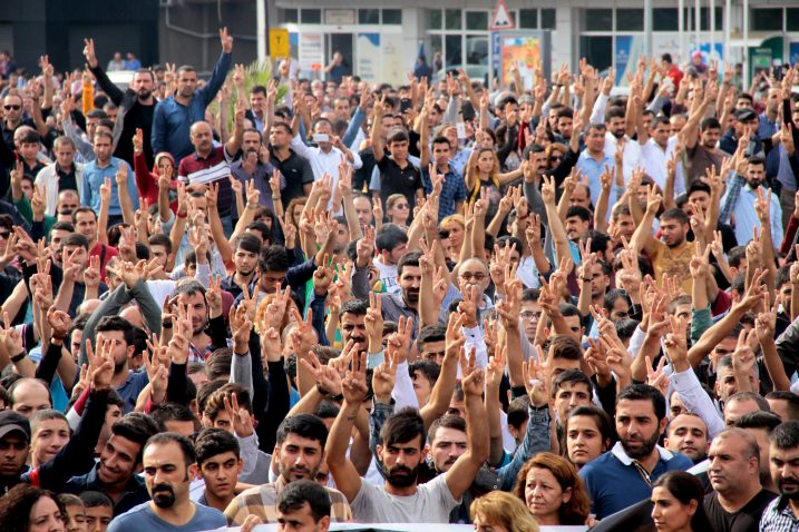 Kurdi u jugoistočnom gradu Diyarbakiru prosvjeduju zbog subotnjeg terorističkog napada / Foto Reuters