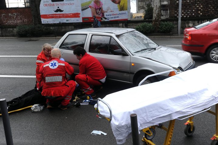 Teška nesreća u Krešimirovoj ulici, odmah iza blažeg zavoja nadomak pošte 2, dogodila se u petak u 11.20 sati, u trenucima dok je lagano kišilo / Snimio Damir ŠKOMRLJ