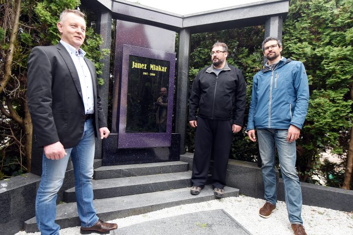 Miha Lovše, Milan Zorman i Saša Radovanović autori prvog digitalnog nadgrobnog spomenika svijetu, postavljenog na mariborskom groblju / Foto Denis LOVROVIĆ