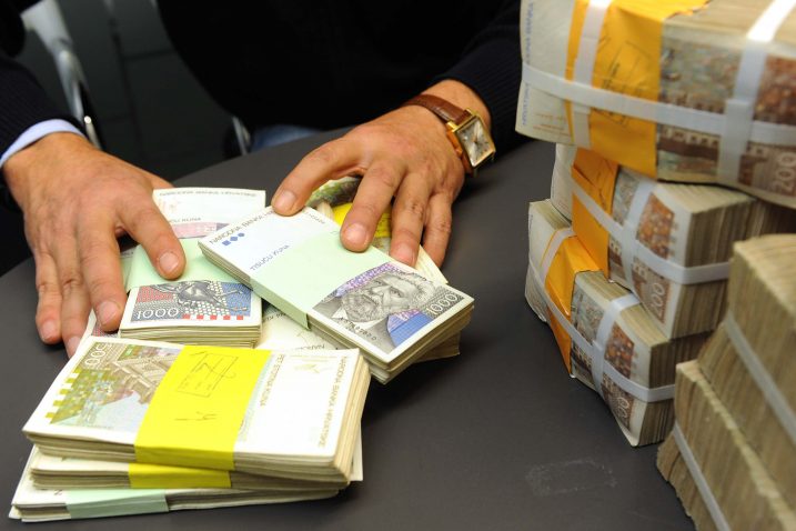 RITAM NEPLAĆANJA - Državi bi trebao biti interes da se »zarobljeni« novac vrti u gospodarstvu / arhiva NL