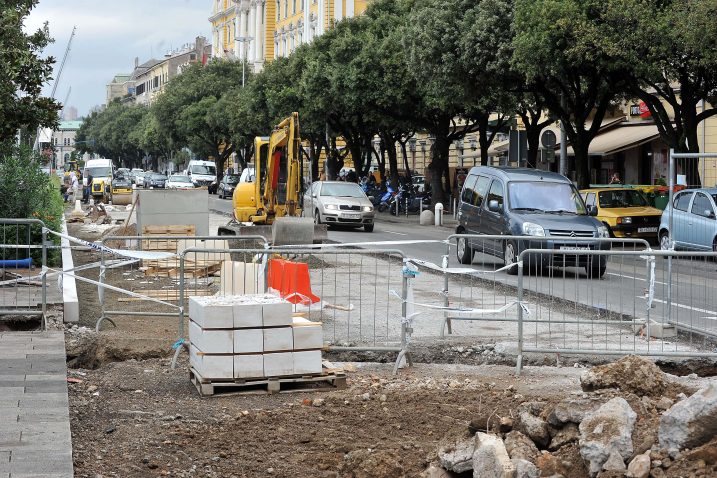 Gužve zbog asfaltiranja Ulice Riva prošloga ljeta / Snimio  Sergej DRECHSLER