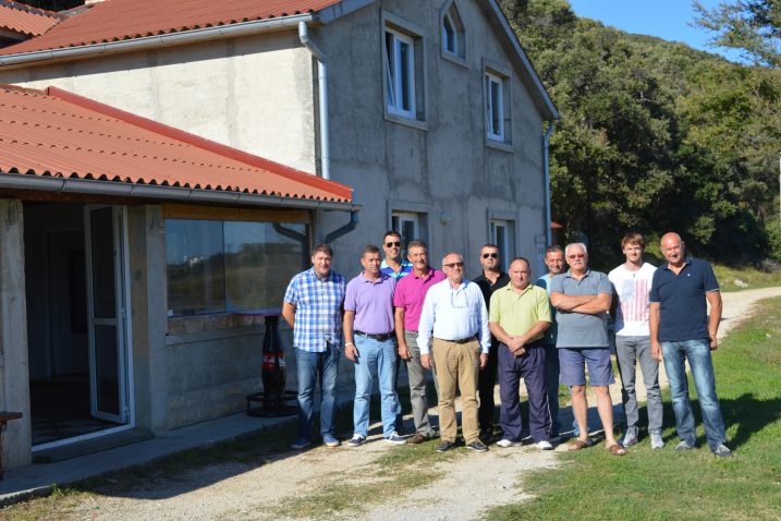 Traže poništenje natječaja – lovci Goluba ispred svog doma u Kamporu / snimio I. BALEN