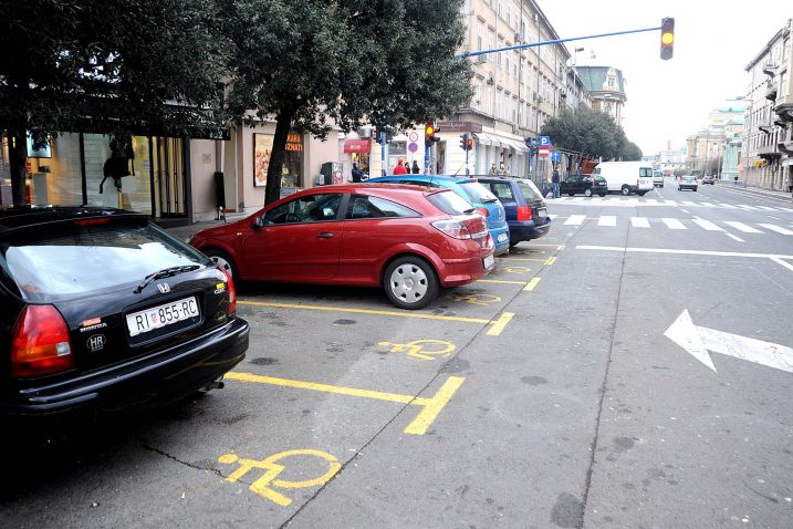 Policija će i nadalje nadzirati nepropisno parkiranje na mjestima za invalide / arhiva NL