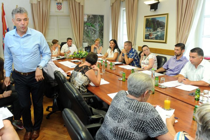 Burna sjednica Gradskog vijeća u Bakru  /  M. GRACIN