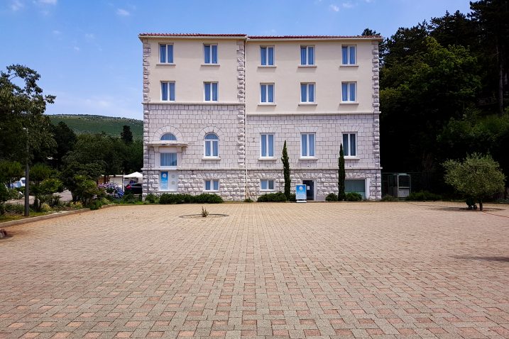 Prelijepo zdanje Cluba Adriatic u Selcu / Foto Nataša Car