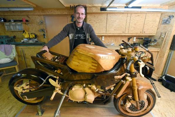 Andre Schlosser 12 je godina radio na drvenom motociklu