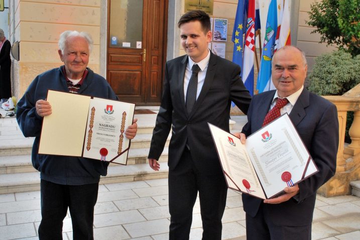 NIkoli Fabijaniću (lijevo) i Giuseppeu Crepaldiju (desno) Krešimir Kraljić uručuje priznanja / Foto Mladen TRINAJSTIĆ