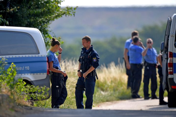 Policija na mjestu gdje je pronađeno tijelo žrtve / Reuters