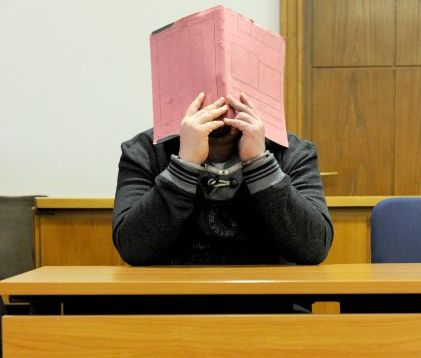 Niels H. bio je optužen da je između 2003. i 2005. davao injekcije umirućim pacijentima kako bi ih potom reanimirao te dokazao da uspješno obavlja taj medicinski zahvat, nastojeći impresionirati kolege te od pacijenata dobiti zahvalnost