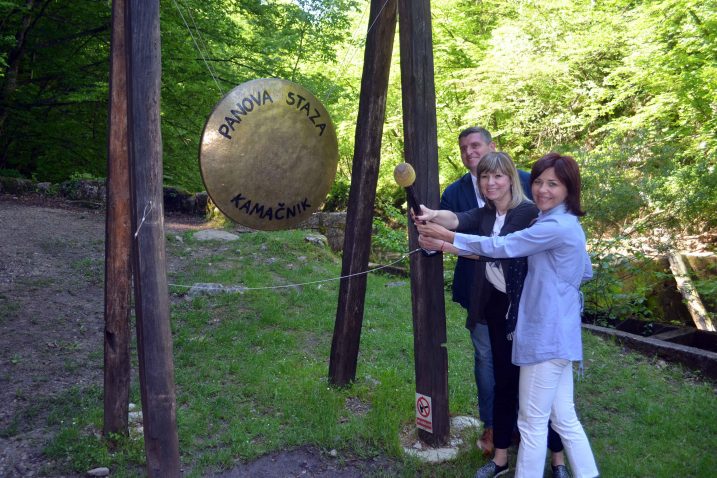 Zajednički udar po gongu – Petar Mamula, Tanja Kušić i Sonja Šišić  / snimio M. KRMPOTIĆ