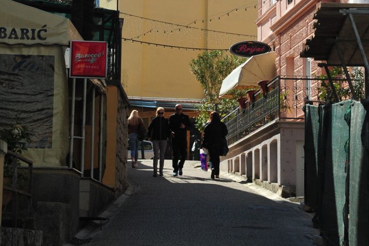 Pješačka zona između kafića »Barić« i Erste banke čini dio Radničke ulice / Foto M. Aničić