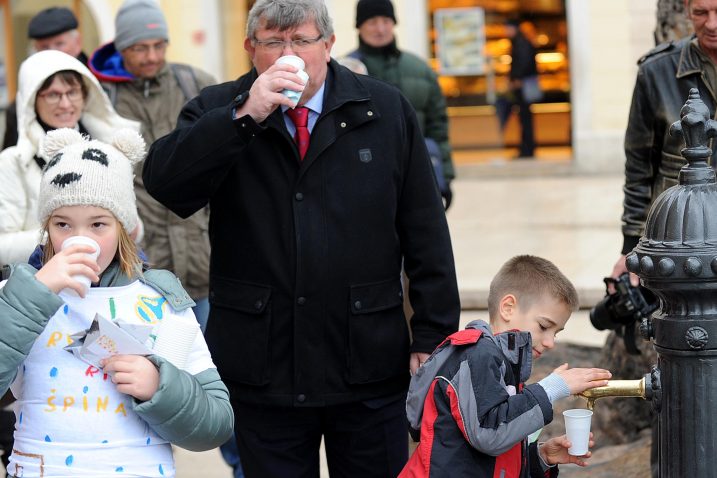Učenici OŠ Kozala i gradonačelnik popili čašu vode iz špine na Jelačiću / Snimio  Ivica TOMIĆ