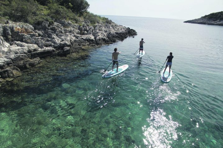 Na opatijskoj i crikveničkoj rivijeri, kvarnerskim otocima sve je više punktova na kojima se iznajmljuju rekviziti za »supanje« – daske i vesla