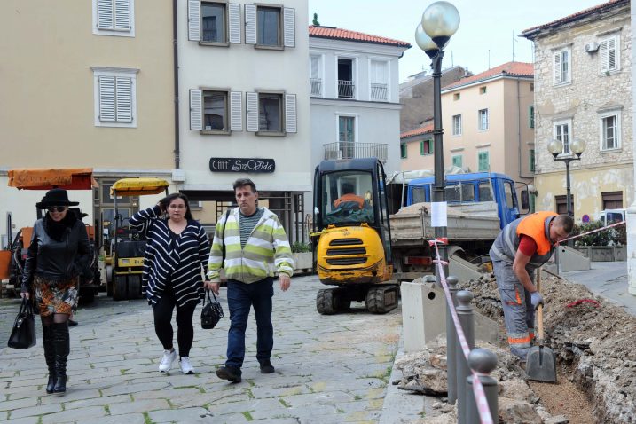 Počelo uređenje Trga Grivica / Snimio M. Gracin