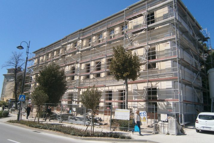 Gradska knjižnica i čitaonica potkraj kolovoza seli u obnovljeni prostor stare škole / Snimio Franjo DERANJA