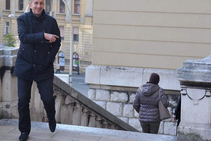 Dobro raspoloženi Januz Dervishi pokazuje gdje se od objektiva skriva Vullnet Sedolli / Foto S. DRECHSLER