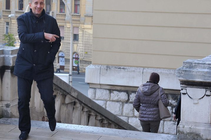 Dobro raspoloženi Januz Dervishi pokazuje gdje se od objektiva skriva Vullnet Sedolli  / Foto S. DRECHSLER