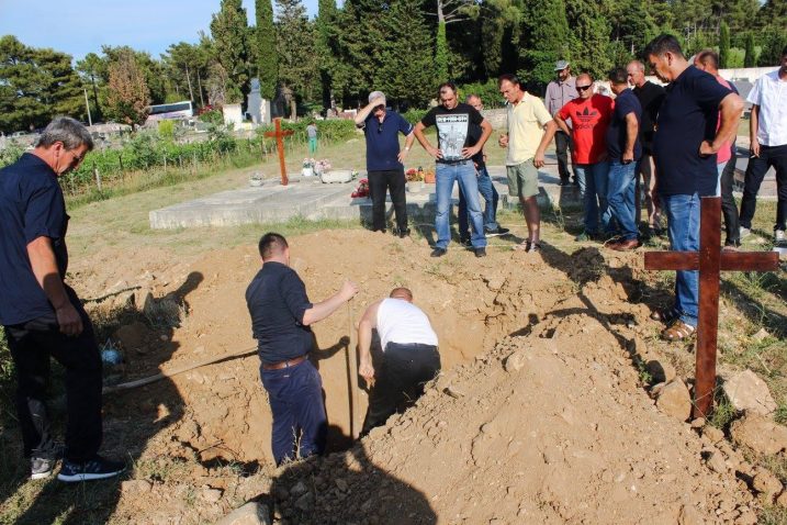 Gledali smo u rupu toliko plitku da u nju ne možeš ni životinju pokopati, a kamoli čovjeka... Bilo je strašno – prepričava nam Lidija Jurišić