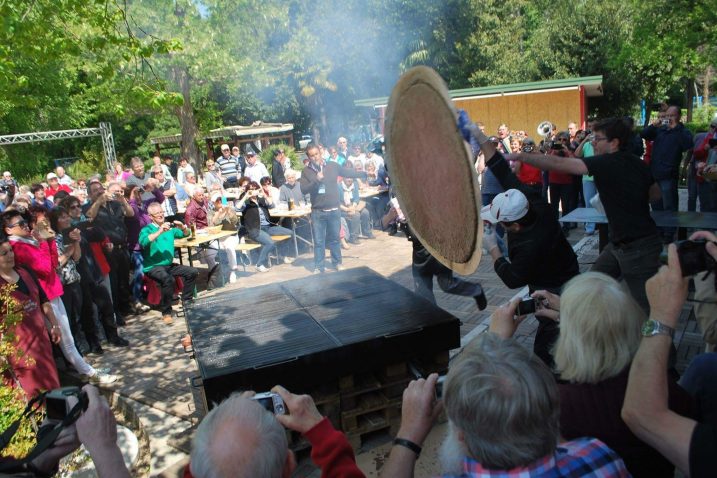 Najnoviji hit među turistima je XXL Grill na kojem se uz crikveničku plažu rade pljeskavice za 100 do 200 osoba / Snimio Anto RAVLIĆ