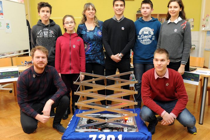 Svi spremni za put – gimnazijalci koji su osmislili konstrukciju, izradili nacrte i sastavili robota i njihovi mentori / Snimio Marko GRACIN