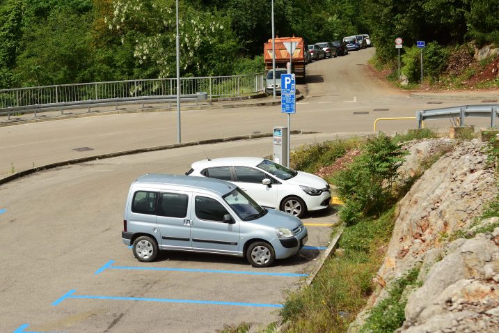 Parkirališt Plahuti-Vrutki koje je od nedavno u sustavu naplate / Snimio Marin ANIČIĆ