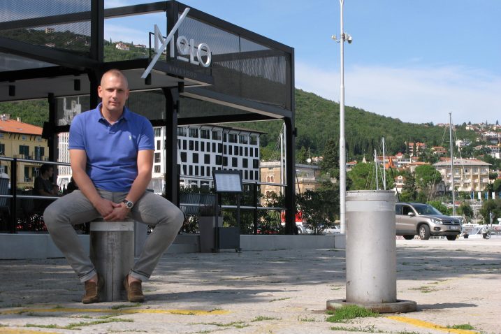 Roni Voskion ispred restorana Molo, uz stupiće rampe kojima mu je kako tvrdi »preko noći uskraćeno upravljati« / snimio Srđan Brajčić
