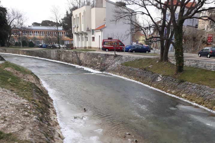 Koliko je hladno, svjedoči zaleđena Dubračina na nekim dijelovima / Snimio Anto RAVLIĆ