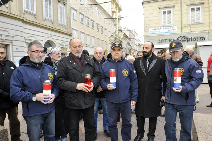 Paljenje svijeća na Jadranskom trgu u Rijeci, Foto: S. JEŽINA