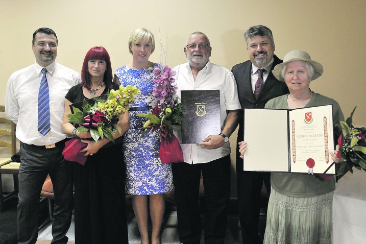 Dobitnici općinskih priznanja s čelnicima Općine / snimio Roni Brmalj