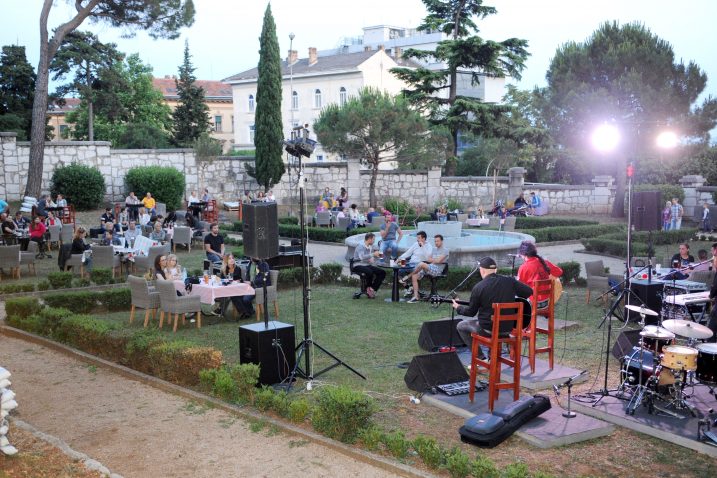 Svjetski dan glazbe bio je idealan za otvorenje sezone  u parku Guvernerove palače / Snimio Silvano JEŽINA