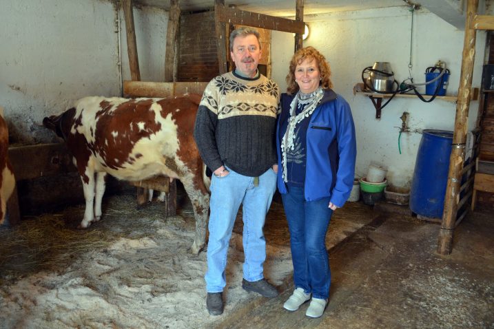 Slavko i Snježana Križ u štali koja broji sedam grla – dvije krave, tri bika i dvije junice te desetak ovaca, a plan je – povećati broj grla / Marinko Krmpotić
