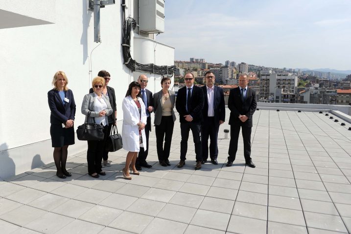 Predstavnici KBC-a i ministarstva obišli obnovljena krovišta dviju zgrada KBC-a na riječkom lokalitetu / snimio V. KARUZA