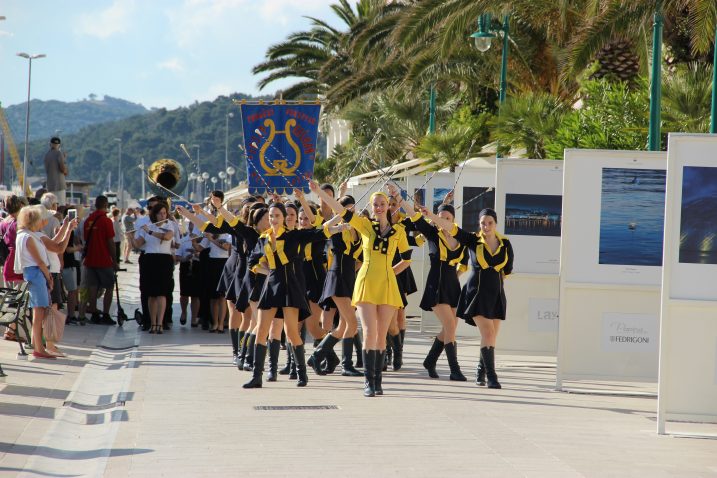 Ni jedna fešta ne može proći bez mažoretkinja i puhačkog orkestra Josip Kašman  / Foto A. Tomović