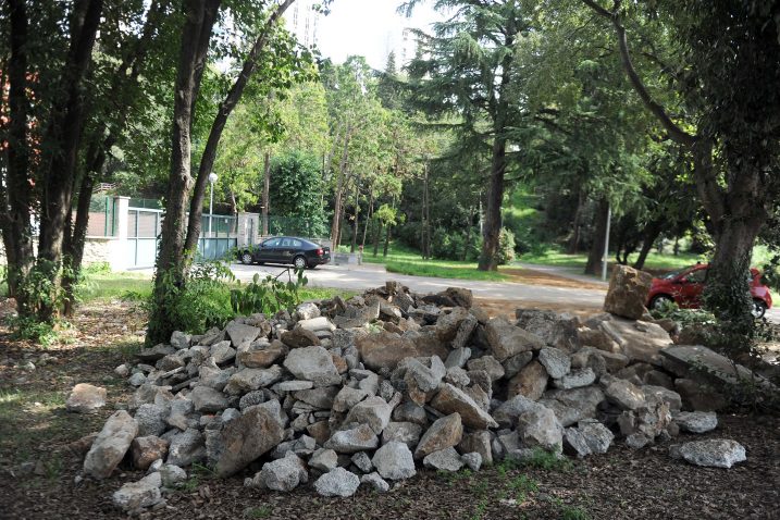 Velika gomila grota i šute nekoliko je dana krasila park na Mlaki / Snimio Roni BRMALJ